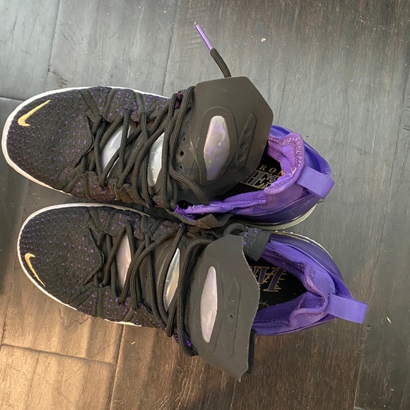 Lebron 18 - Picture 2 of 4